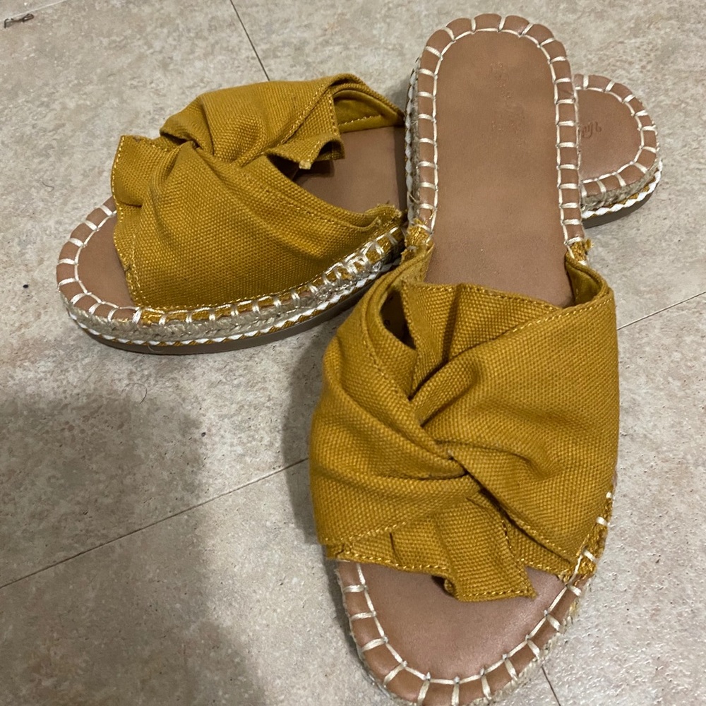 Knotted universal thread sandals